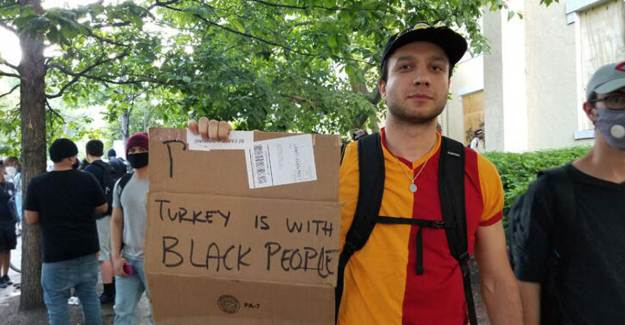 Galatasaray Formalı Türk ‘George Floyd Protestosunda’ İlgi Odağı Oldu!