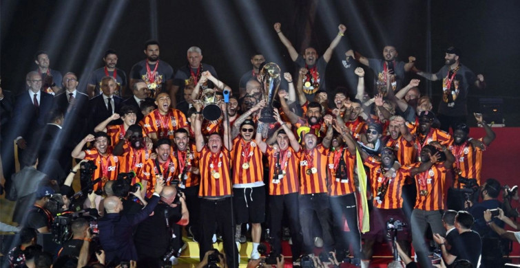 Galatasaray, Rams Park’ta 3 kupayla şov yaptı: Gökyüzündeki gösteri taraftarı büyüledi