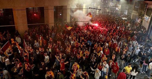Galatasaraylı Taraftarların Şampiyonluk Kutlaması Sürüyor!