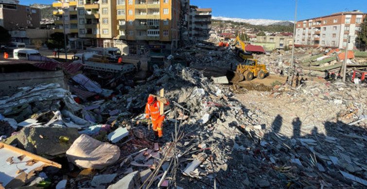 Gaziantep’te korku dolu anlar: Hasarlı iki bina çöktü, yaralananlar var