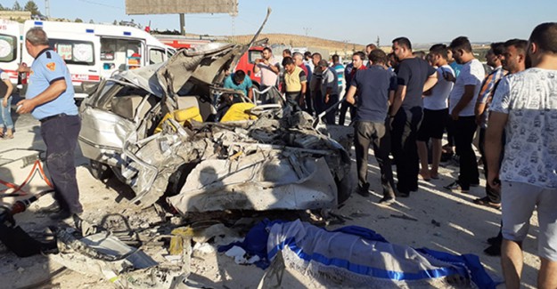 Gaziantep'te Otomobil İle Minibüs Çarpışması Sonucu 3 Kişi Öldü, 12 Kişi Yaralandı