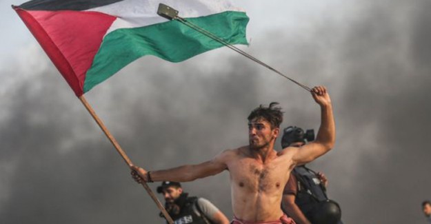 Gazzeli Protestocunun Fotoğrafı Ünlü Delacroix Resmine Benzetildi