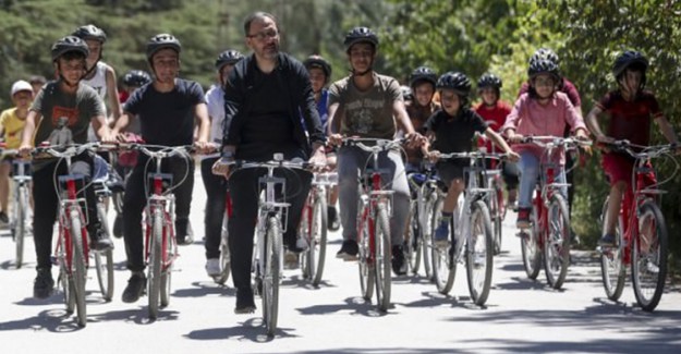 Gençlik ve Spor Bakanı Kasapoğlu, Gençlerle Bisiklet Sürdü 