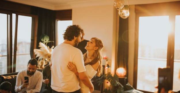 Gözde Mutluer, Kaan Karsan ile Evlendiğini Sosyal Medyadan Duyurdu