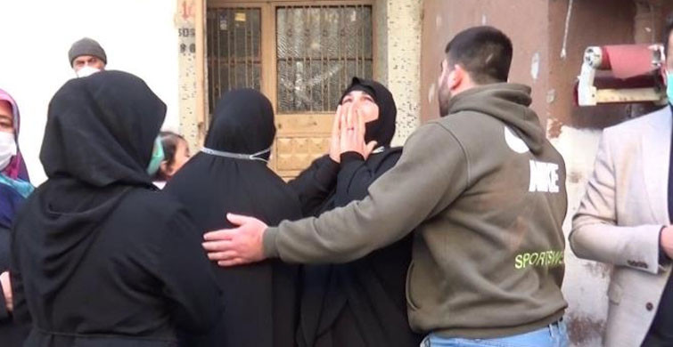 Gözleri Önünde Yanan Evlerini Ağlayarak İzlediler