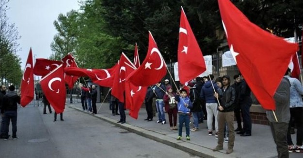 Gurbetçi Türkler'den Terör Nöbeti!