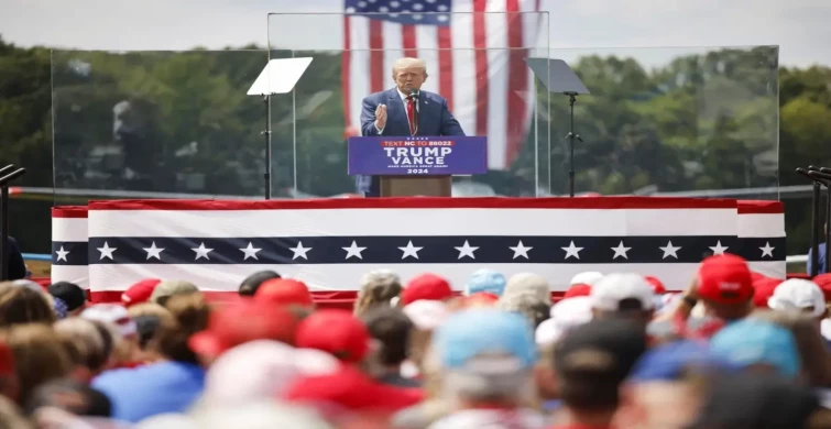 Güvenlik Önlemleri Üst Seviyeye Çıktı: Trump Mitingde Kurşun Geçirmez Camla Konuştu!