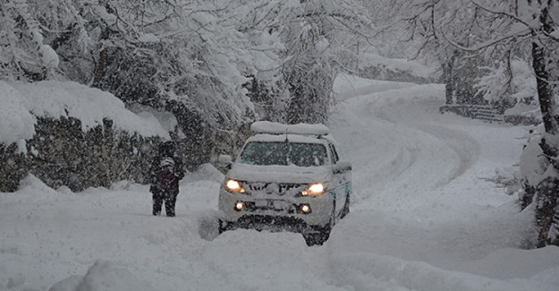 Hakkari'de Kar Yağışı 87 Yerleşim Yerine Ulaşımı Engelliyor