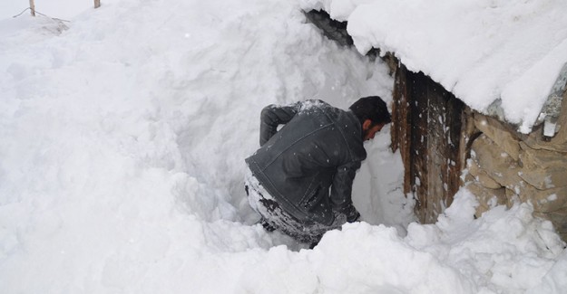 Hakkari'de Kar Yağışı Hayatı Olumsuz Etkiliyor