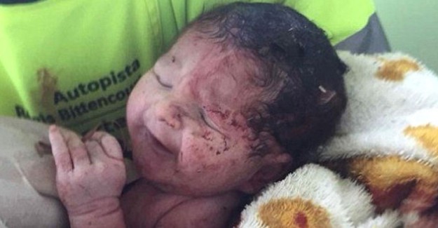 Hamile Kadının Aracı Kaza Yaptı, Bebek Karnından Fırlayarak Yola Savruldu