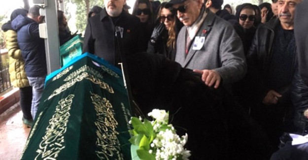 Hande Erçel'in Annesi Aylin Erçel Zincirlikuyu Mezarlığı'nda Toprağa Verildi