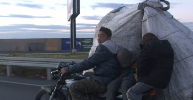 Hareket Halindeki Motosiklette Uyuyan Çocuk Görenleri Hayrete Düşürdü