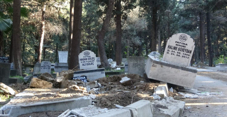 Hatay depremleri mezarlıkları da vurdu: Bazı mezarlar yola kaydı