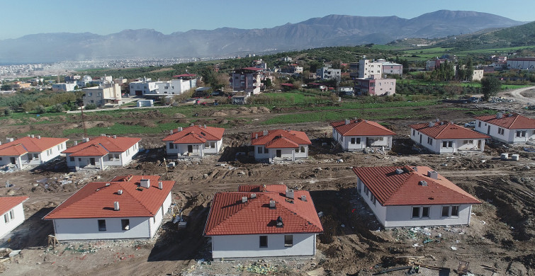 Hatay'da depremin yaraları sarılıyor: Vali ay sonunu işaret etti