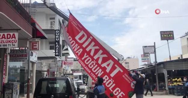 Hatay'da 'Dikkat Korona Yoğun Bölge' Yazılı Afişler Asıldı