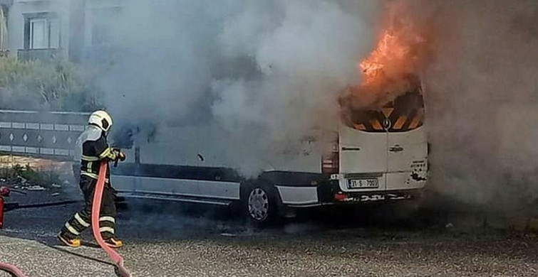 Hatay'da Korkutan Yangın! Öğrenci Servis Aracını Alevler Sardı