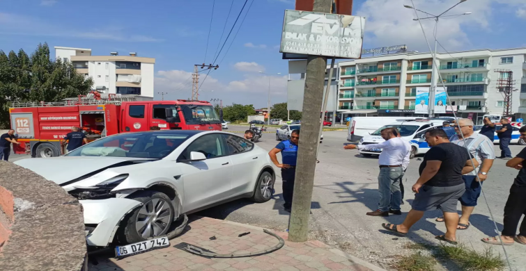 Hatay'da Polis Aracı ile Otomobil Çarpıştı: 5 Yaralı