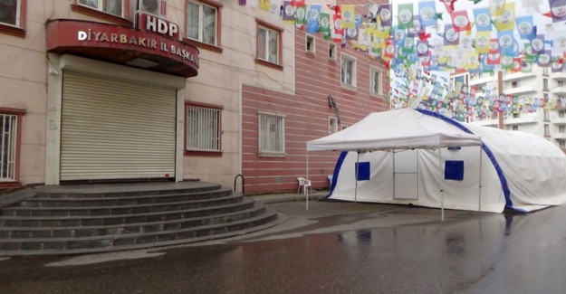 HDP Binası Önündeki Evlat Nöbetine Yasak Sebebiyle Ara Verildi