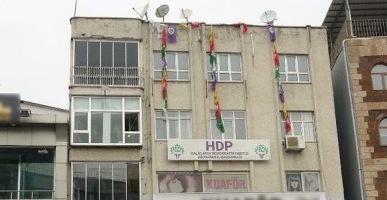 HDP İl Binasında Terör Örgütü PKK Paçavraları Yakalandı