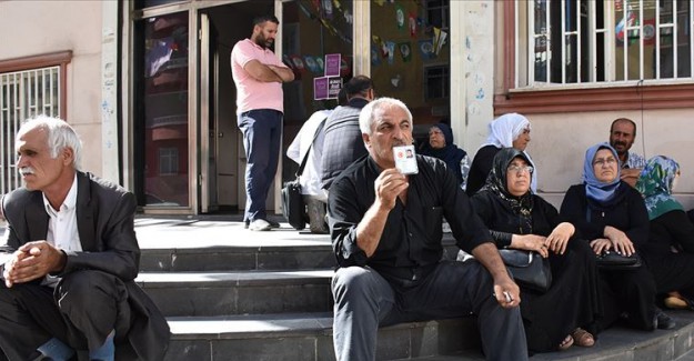  HDP İl Binasının Önündeki Eylemci Sayısı Artıyor