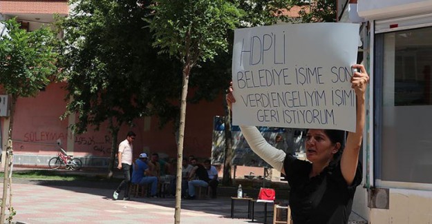 HDP'li Belediyenin İşten Çıkardığı Kadından İl Binası Önünde Protesto