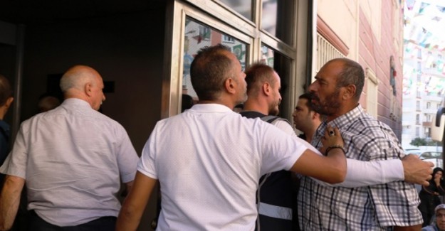 HDP'liler İle Oturma Eylemi Yapan Aileler Arasında Arbede Çıktı