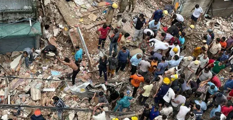 Hindistan’da 4 Katlı Bina Çöktü: Çok Sayıda İnsan Göçük Altında