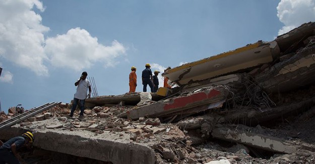 Hindistan'da Bina Çöktü: 14 Kişi Yaşamını Yitirdi
