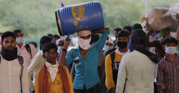 Hindistan'da Göçmen İşçileri Taşıyan Kamyon Kaza Yaptı: 23 Ölü