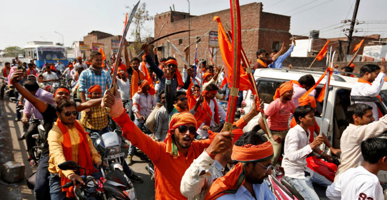 Hindistan'da Hindu Milliyetçisi Grup RSS Üyeleri, Müslümanları Sokak Ortasında Dövüyor!