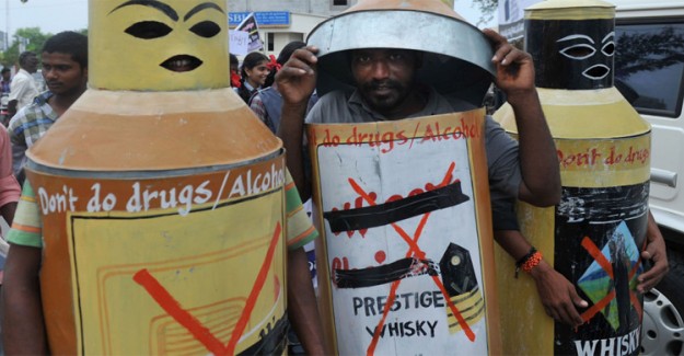 Hindistan'da Musluktan Su Yerine Alkol Aktı