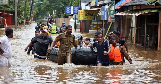 Hindistan'da Şiddetli Yağış, 4 Binden Fazla Aile Evsiz Kaldı 
