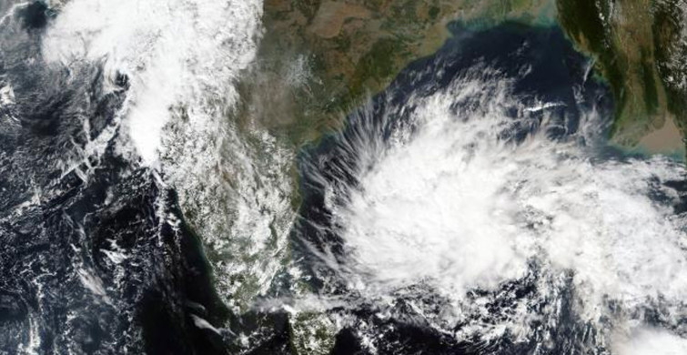 Hindistan'da Tropikal Fırtına Uyarısı! Okullar ve Tren Seferleri İptal Edildi