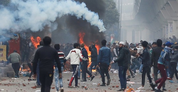 Hindistan'da Vatandaşlık Yasasına İlişkin Protestolarda 3 Kişi Daha Öldü!