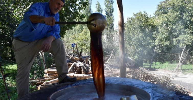 Hizan'da Geleneksel Üzüm Pekmezi Üretimi Devam Ediyor