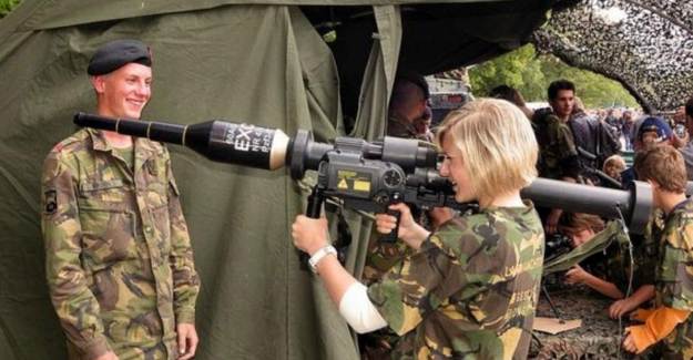 Hollanda'da Kadınlara Zorunlu Askerlik Getirildi
