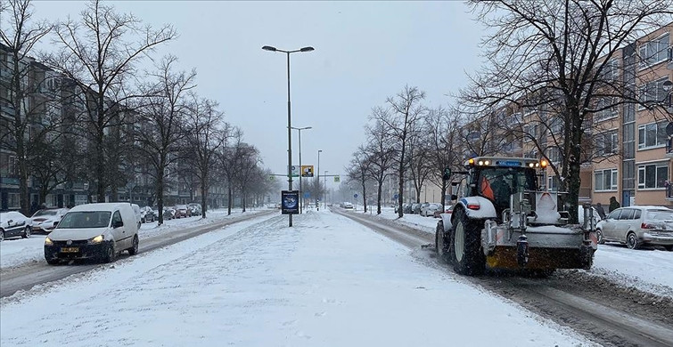 Hollanda'da Kar Nedeniyle Kırmızı Alarm!