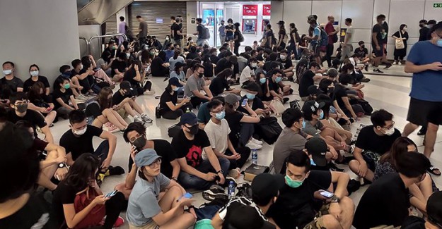 Hong Kong'da Protestolar Sürüyor