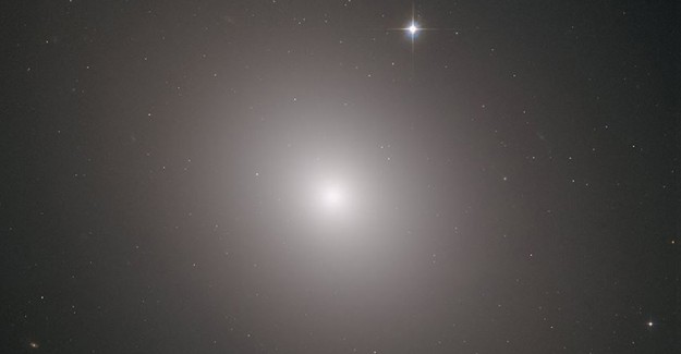 Hubble Teleskobu 'Messier 49 Galaksisi'ni Fotoğrafladı
