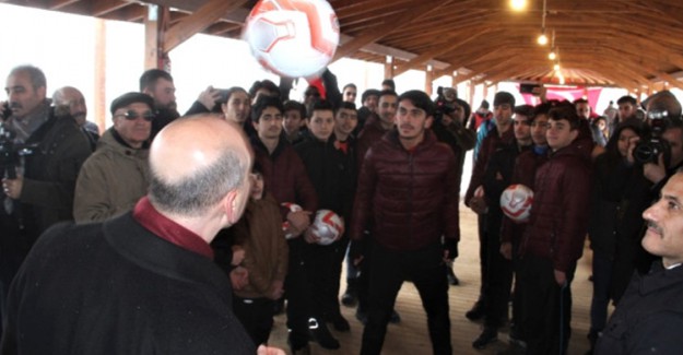 İçişleri Bakanı Soylu Tunceli'de Bir Öğrenciyle Kafa Topu Oynadı
