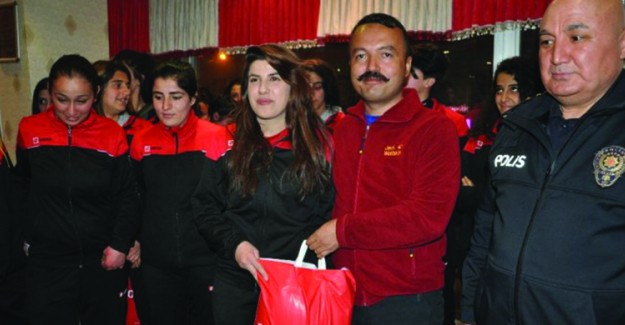 İçişleri Bakanı Süleyman Soylu'dan Kadın Sporculara Malzeme Desteği