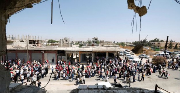 İdlib'den Kaçan Suriyeliler Türkiye Sınırına Akın Etti