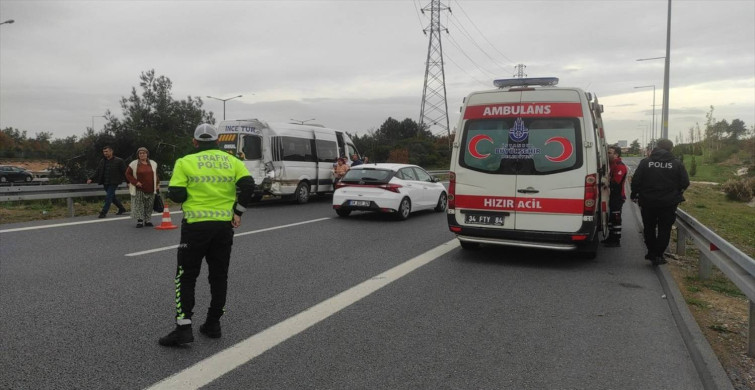 İETT otobüsü ile servis minibüsü çarpıştı: Çok sayıda yaralı var