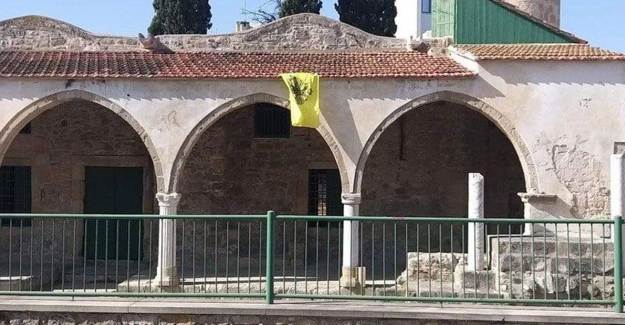 İletişim Başkanı Altun Güney Kıbrıs'ta Camiye Bizans Bayrağı Asılmasını Kınadı