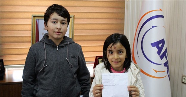 İlkokul Öğrencisi İki Kardeş Karne Harçlıklarını Depremzedelere Bağışladı
