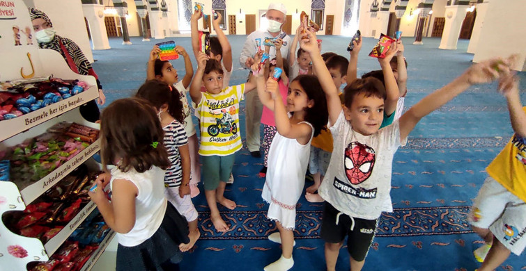 İmam Camiyi Çocuklara Sevdirmek için Çocuk Marketi Kurdu