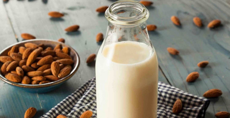 İnek sütü sevmeyenler üzülmesin! İnek sütü sevmeyenlerin yeni tercihi olacak badem sütünü evde hazırlamak çok kolay! 1 gecede hazır badem sütü tarifi