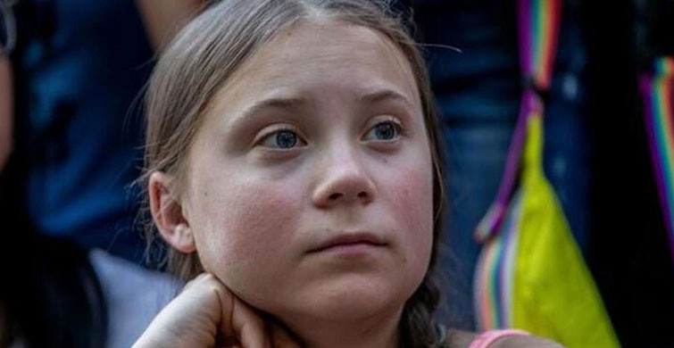 İngiltere'de Bir Okul Greta Thunberg'in Heykelini Dikti