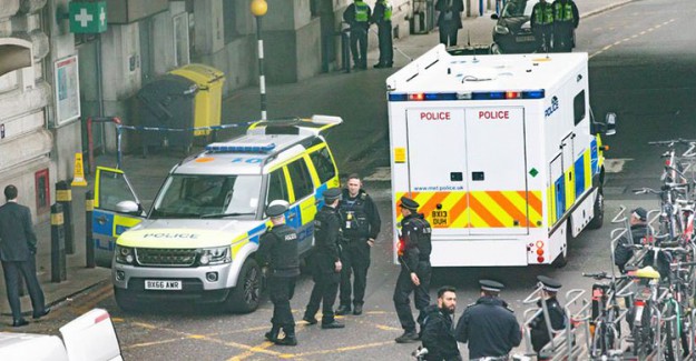 İngiltere'de Terör Alarmı: Paketlerden Patlayıcı Çıktı