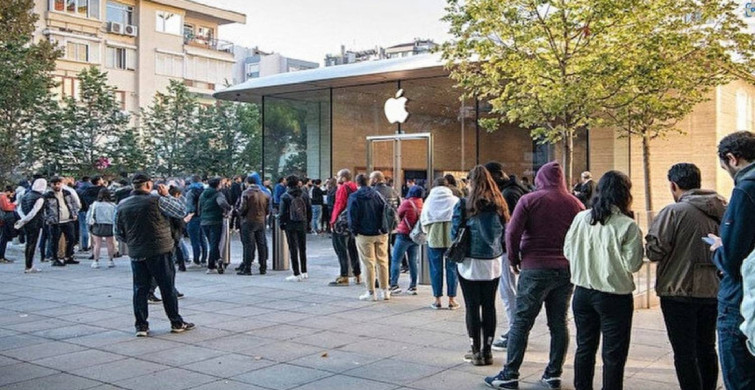 iPhone 14 Türkiye’ye geldi: Yüzlerce kişi kuyruk oluşturdu